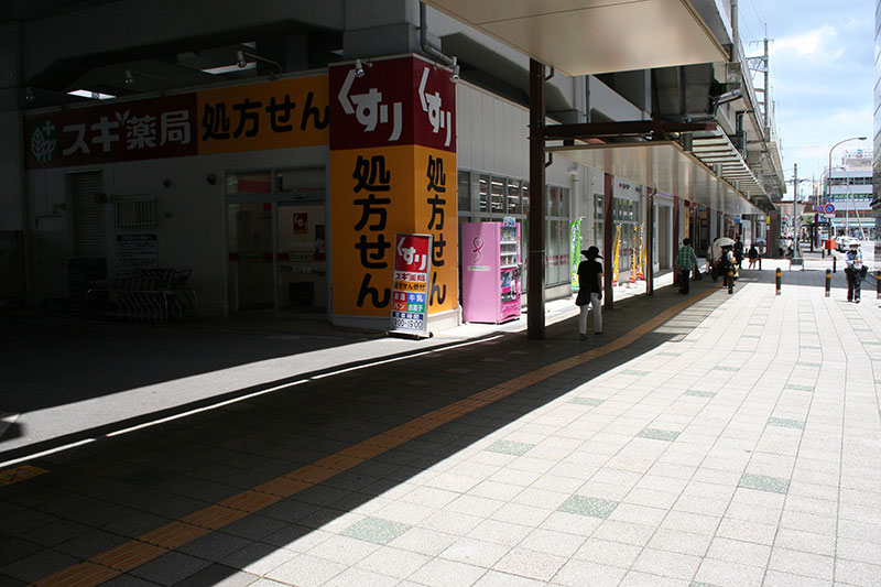 京阪側スギ薬局交差点